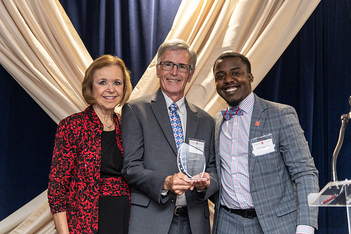 Terri and Kurt Wruck '66 and their Light that Travels award