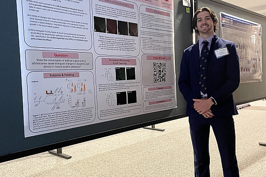 Bo Anderson '25 at the Chicago Chapter Society for Neuroscience meeting.