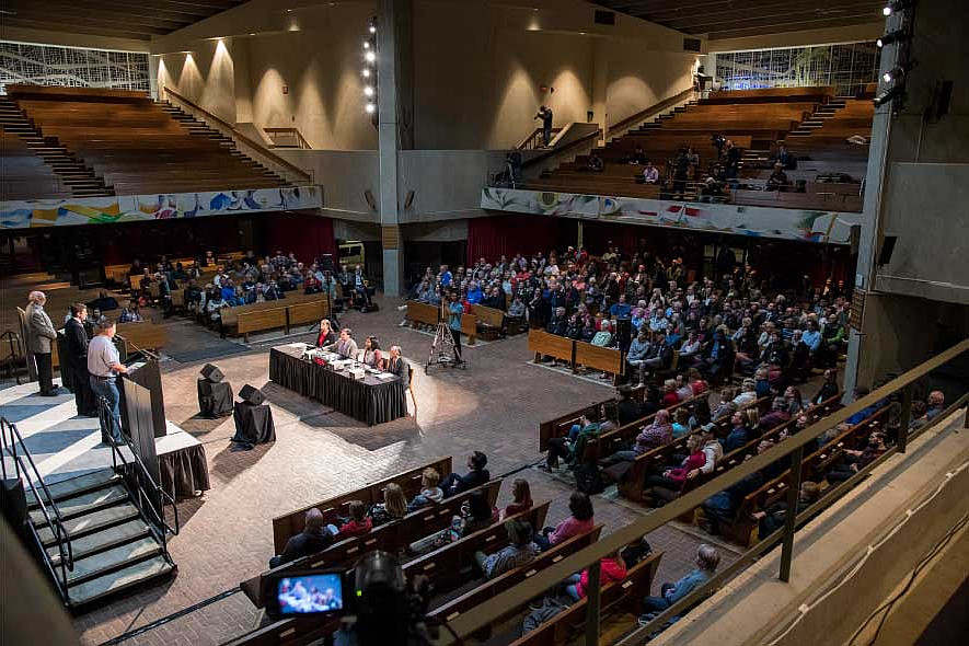 The chapel accommodates guests in permanent theatre/auditorium-style seating.