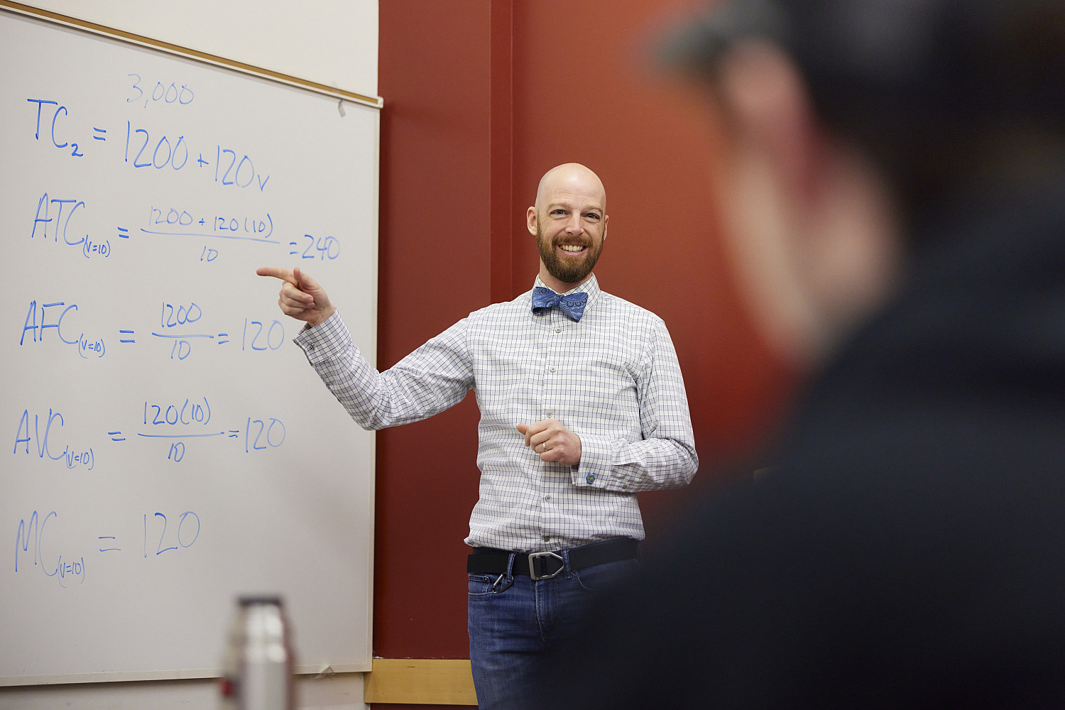Professor Erik Johnson teaching economics students.