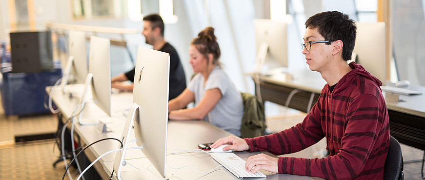 Students in the Mac Lab in Hedberg Library.