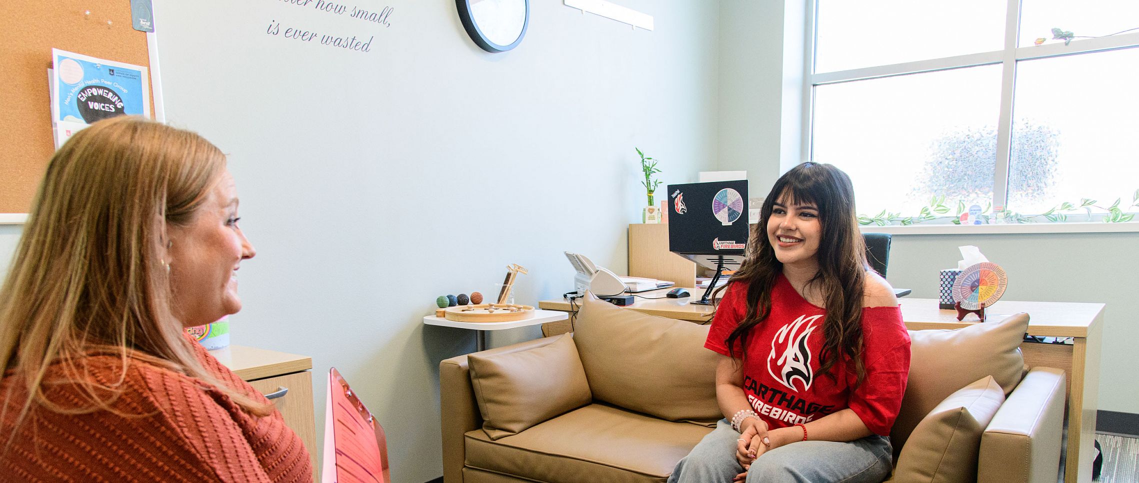 A student meeting with a counseling in the Health and Counseling Center.